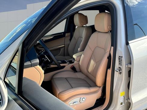 New 2026 Porsche Macan AWD/4WD image 5