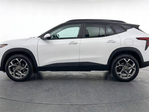 Used 2025 Chevrolet Trax LT w/ LT Convenience Package FWD image 5