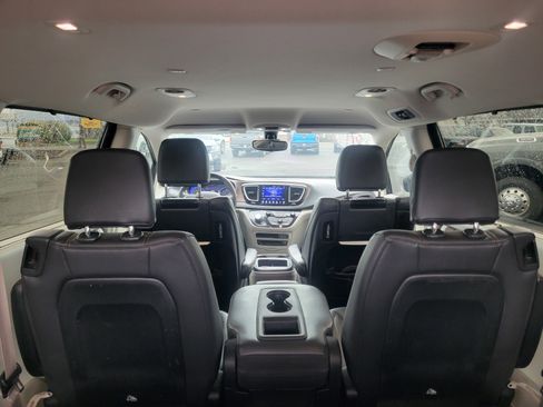 Used 2017 Chrysler Pacifica Touring-L Plus image 12