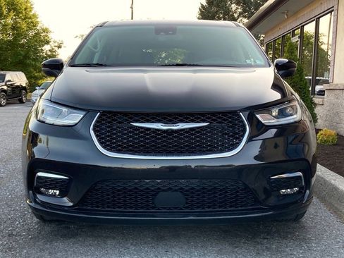 Used 2023 Chrysler Pacifica Touring-L FWD image 38