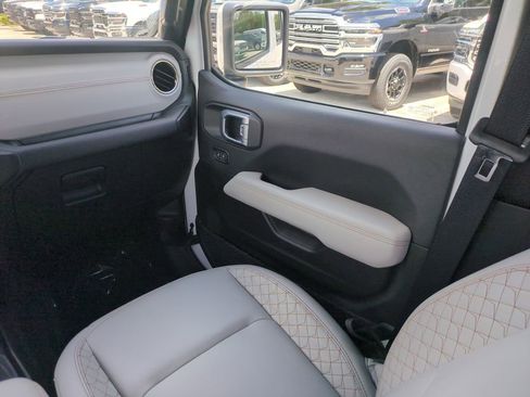 Used 2023 Jeep Wrangler Unlimited Sahara AWD/4WD image 18