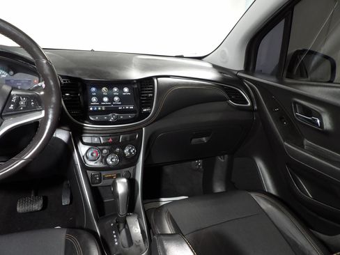 Used 2019 Chevrolet Trax LT w/ LT Convenience Package FWD image 12