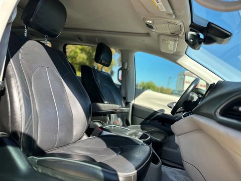 Used 2018 Chrysler Pacifica Limited w/ Advanced Safetytec Group image 11