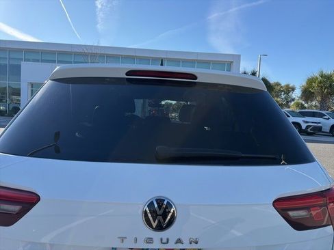 Used 2022 Volkswagen Tiguan SE image 11