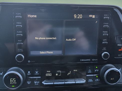 Used 2021 Toyota Highlander XLE AWD/4WD image 18