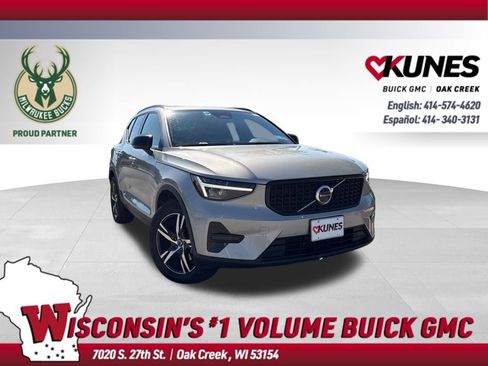 Used 2024 Volvo XC40 B5 Core image 1