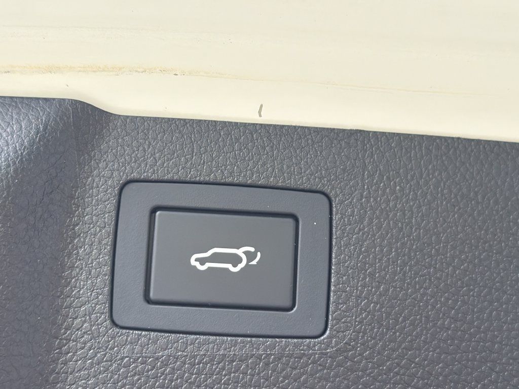 Used 2017 Hyundai Santa Fe FWD image 17