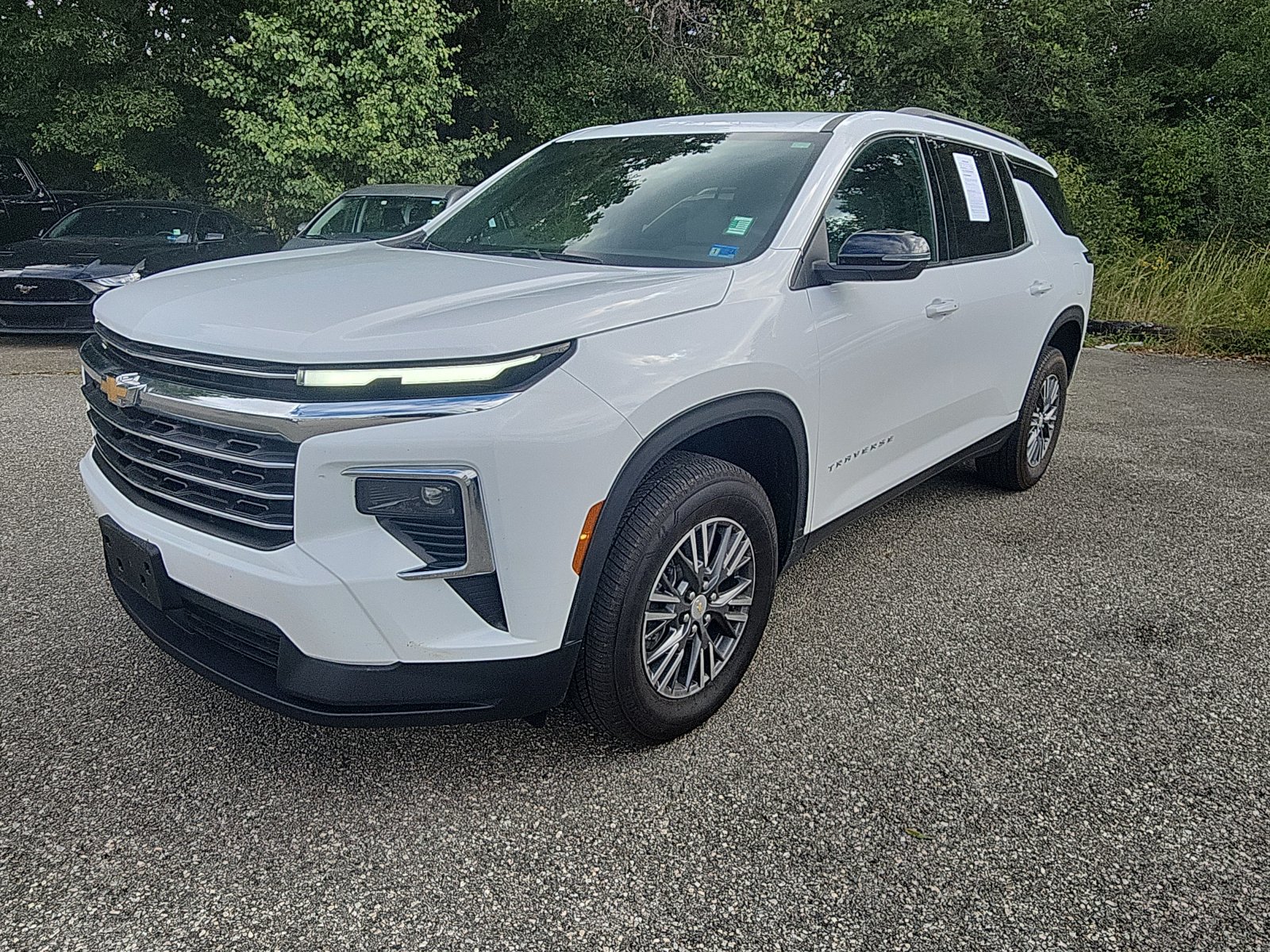 Used 2025 Chevrolet Traverse LT FWD image 1