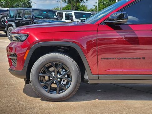 Certified 2025 Jeep Grand Cherokee Altitude RWD image 9
