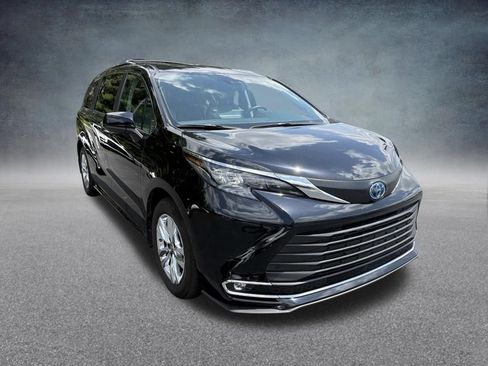 Used 2024 Toyota Sienna XLE w/ XLE Plus Package FWD image 3