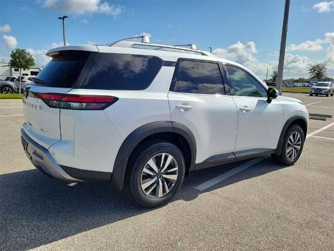 Certified 2025 Nissan Pathfinder SL image 5