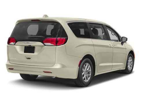 Used 2017 Chrysler Pacifica Touring w/ Tire & Wheel Group FWD image 2