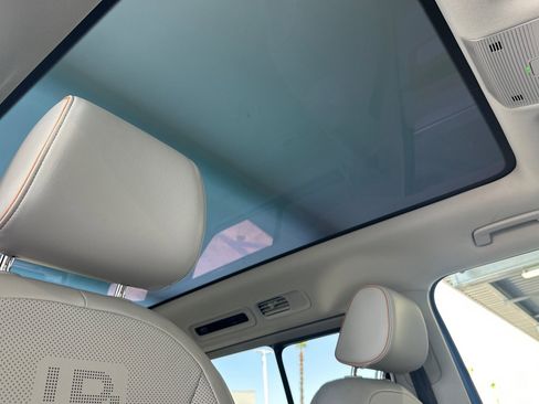 Used 2025 Volkswagen ID. Buzz 1st Edition RWD image 17
