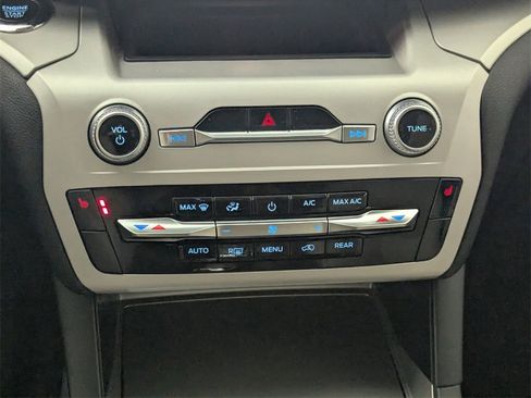 Used 2023 Ford Explorer XLT image 19