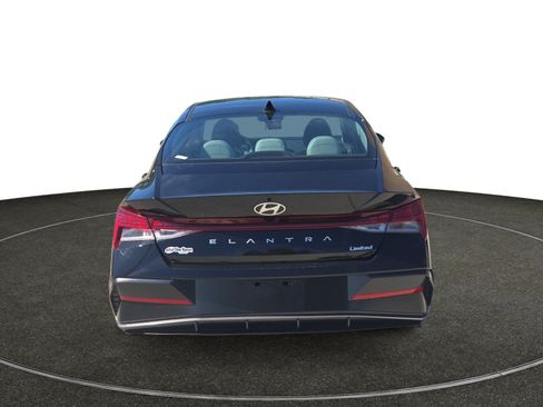 Certified 2025 Hyundai Elantra Limited FWD image 5