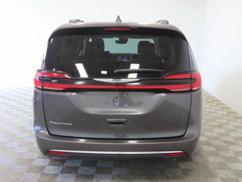 Used 2022 Chrysler Pacifica Touring-L FWD image 4