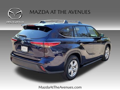 Used 2022 Toyota Highlander LE image 4
