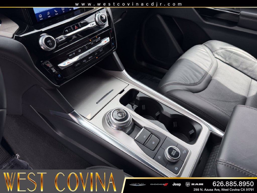 Used 2024 Ford Explorer Platinum w/ Technology Package AWD/4WD image 17