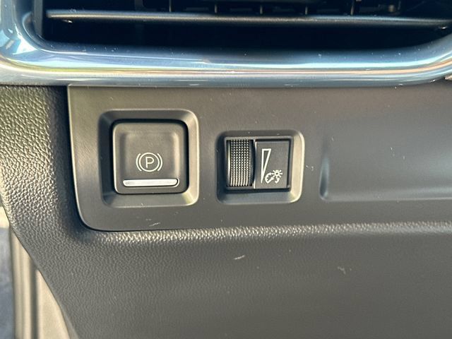 Used 2023 Cadillac XT4 Luxury w/ Cold Weather Package AWD/4WD image 28