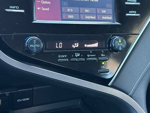 Used 2018 Toyota Camry SE w/ Moonroof Package FWD image 19