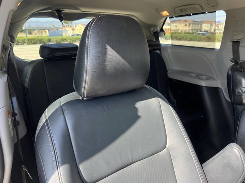 Used 2015 Toyota Sienna SE Premium image 18