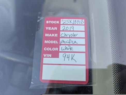 Used 2019 Chrysler Pacifica Touring-L image 5