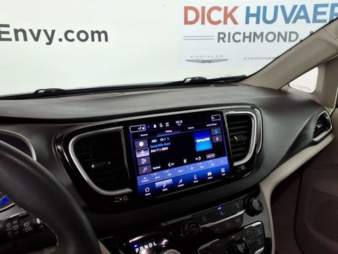Used 2022 Chrysler Pacifica Touring-L FWD image 24