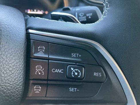 Used 2024 Jeep Grand Cherokee Altitude image 8