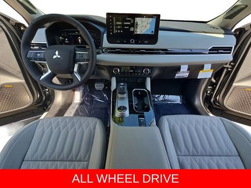 Used 2025 Mitsubishi Outlander AWD image 9