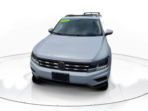 Used 2018 Volkswagen Tiguan SE w/ Panoramic Sunroof Package image 2