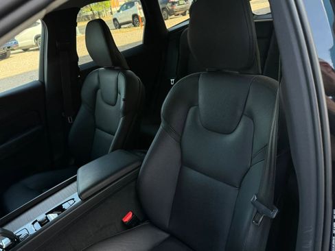 Used 2022 Volvo XC60 B5 Momentum image 41