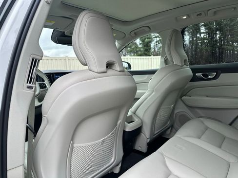 Used 2023 Volvo XC60 B5 Plus image 22