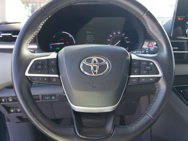 Used 2024 Toyota Sienna XLE FWD image 18