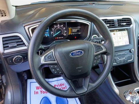 Used 2017 Ford Fusion SE w/ Fusion SE Technology Package FWD image 13