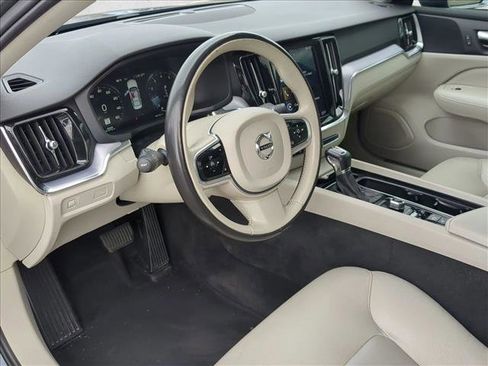 Used 2020 Volvo S60 T5 Momentum image 10