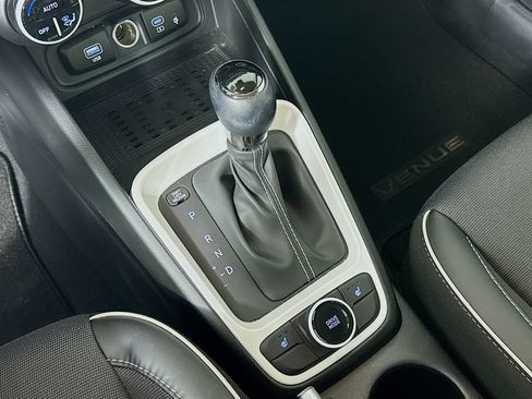 Used 2025 Hyundai Venue Limited FWD image 17