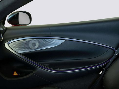 Used 2023 McLaren Artura image 13