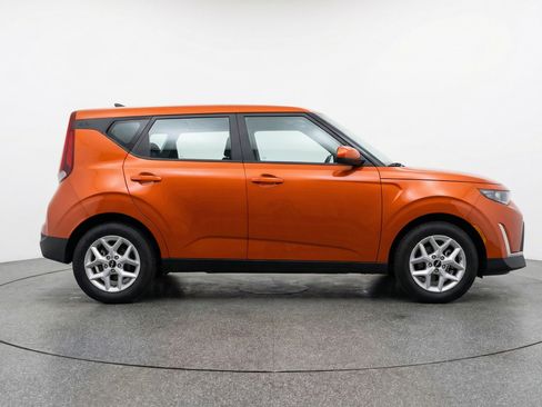 Used 2025 Kia Soul LX w/ LX Technology Package image 11