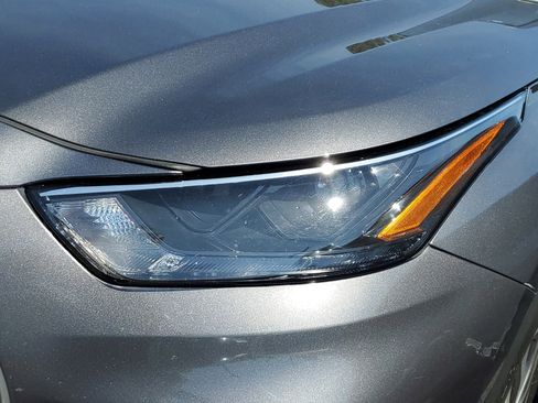 Used 2023 Toyota Highlander XLE image 9