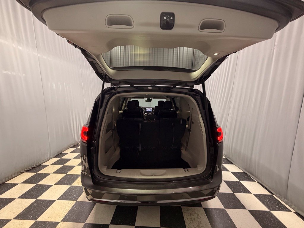 Used 2023 Chrysler Pacifica Touring-L FWD image 7