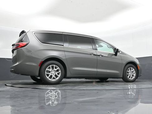 Used 2025 Chrysler Pacifica Select FWD image 41