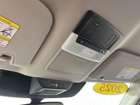 Used 2025 Nissan Pathfinder SV image 27