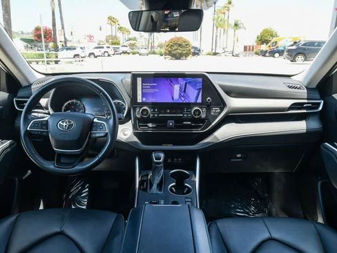 Used 2024 Toyota Highlander XLE FWD image 14