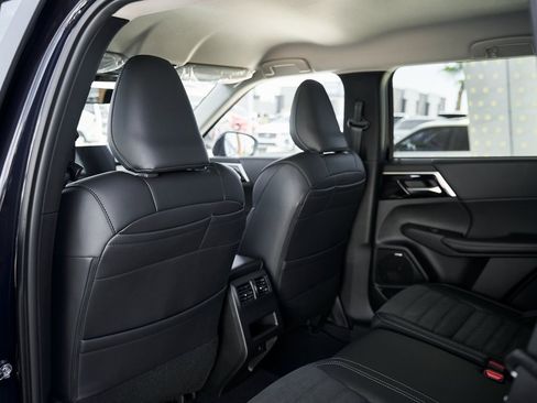 New 2025 Mitsubishi Outlander SE image 24