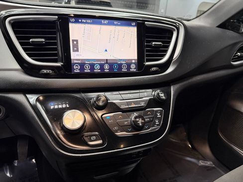 Used 2018 Chrysler Pacifica Touring Plus w/ S Appearance Package FWD image 25