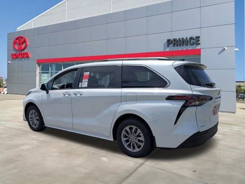 New 2026 Toyota Sienna XLE image 5