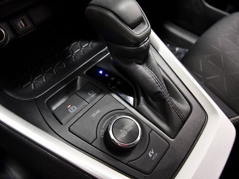 Used 2025 Toyota RAV4 XLE image 25