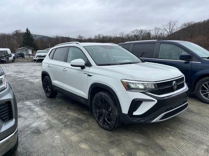 Used 2023 Volkswagen Taos SE w/ Black Wheel Package