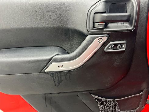 Used 2017 Jeep Wrangler Unlimited Sahara w/ Connectivity Group image 19