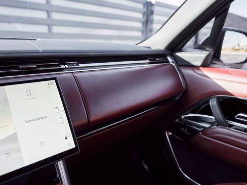 Used 2025 Land Rover Range Rover SE image 73